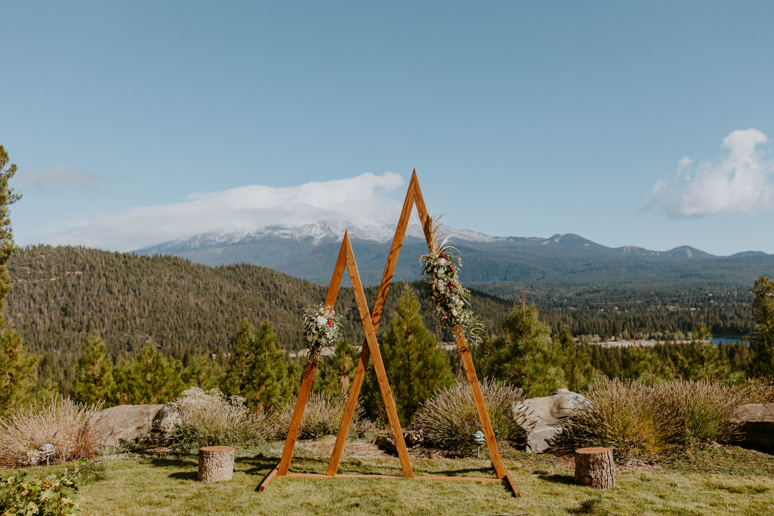 ceremony backdrop and flowers for a fall mountain wedding in northern california 