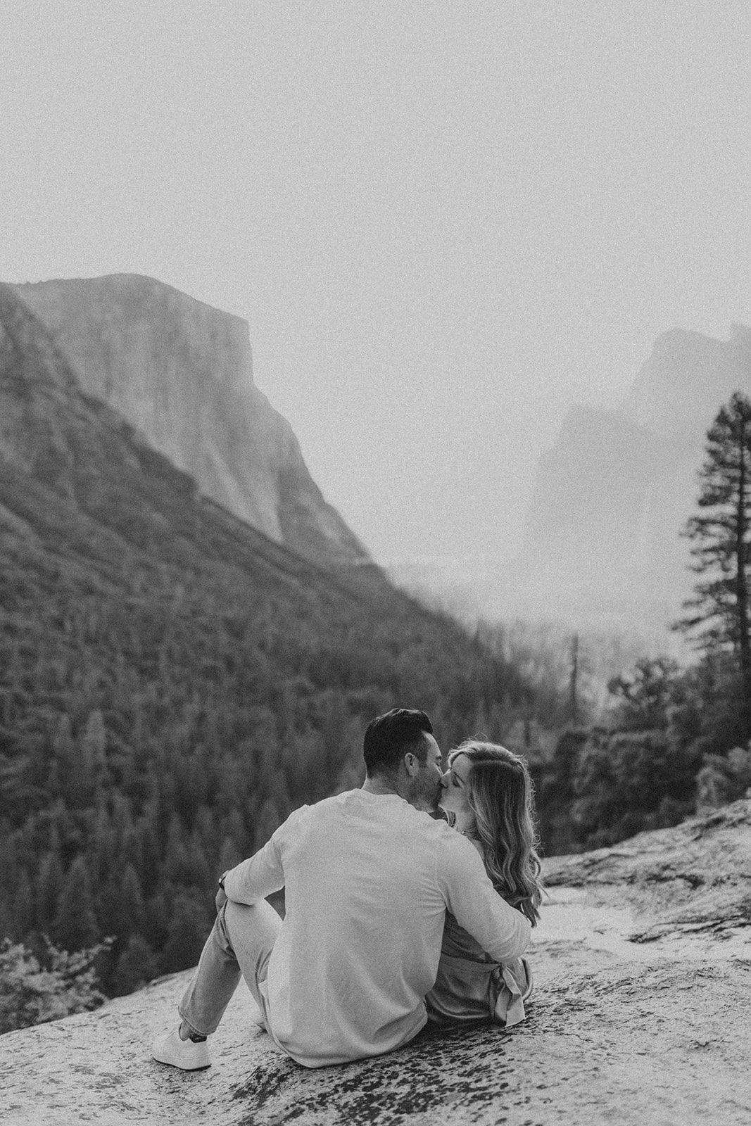 fall engagement photos overlooking tunnel view in yosemite national park 